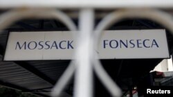 Панамадағы "Mossac Fonseca" жазуы жазылған тақтайша.