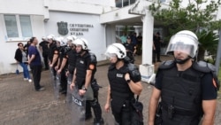 Policija ispred zgrade Opštine Budva