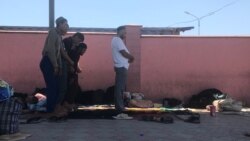 Мужчина совершают намаз на территории автовокзала, где вынуждены жить более 260 граждан Таджикистана.