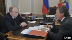 Putin and Sechin meet for talks in 2012.