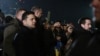 Президент України Володимир Зеленський (ліворуч) в аеропорту «Бориспіль» під час зустрічі звільнених в рамках обміну утримуваними особами, 29 грудня 2019 року