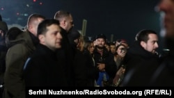 Президент України Володимир Зеленський (ліворуч) в аеропорту «Бориспіль» під час зустрічі звільнених в рамках обміну утримуваними особами, 29 грудня 2019 року