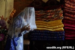 В Узбекистане, как и в других странах Центральной Азии, минимальный возраст вступления брак для мужчин и женщин составляет 18 лет. В исключительных случаях, например, если девушка беременна, брачный возраст может быть снижен до 17 лет