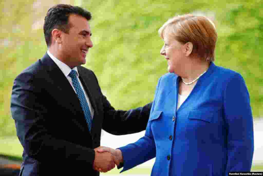 МАКЕДОНИЈА / ГЕРМАНИЈА - Бундестагот во септември ќе донесе одлука за одобрување на старт на преговорите на ЕУ со Северна Македонија, соопшти владината прес служба по средбата на премиерот Зоран Заев со германската канцеларка Ангела Меркел во Берлин на која присуствуваа и заменик претседателот за европски прашања Бујар Османи и министерот за надворешни работи Никола Димитров.