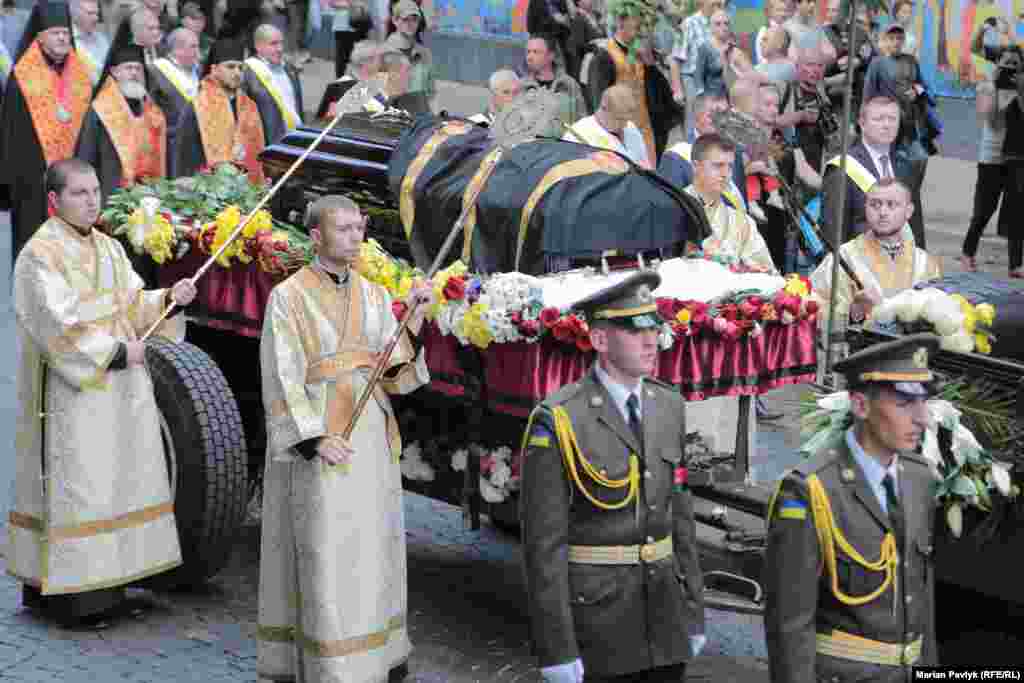 Домовина з тілом блаженнішого Любомира Гузара