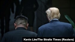 Singapor - Presidenti i SHBA-së duke ecur me liderin verikorean , Kim Jong Un