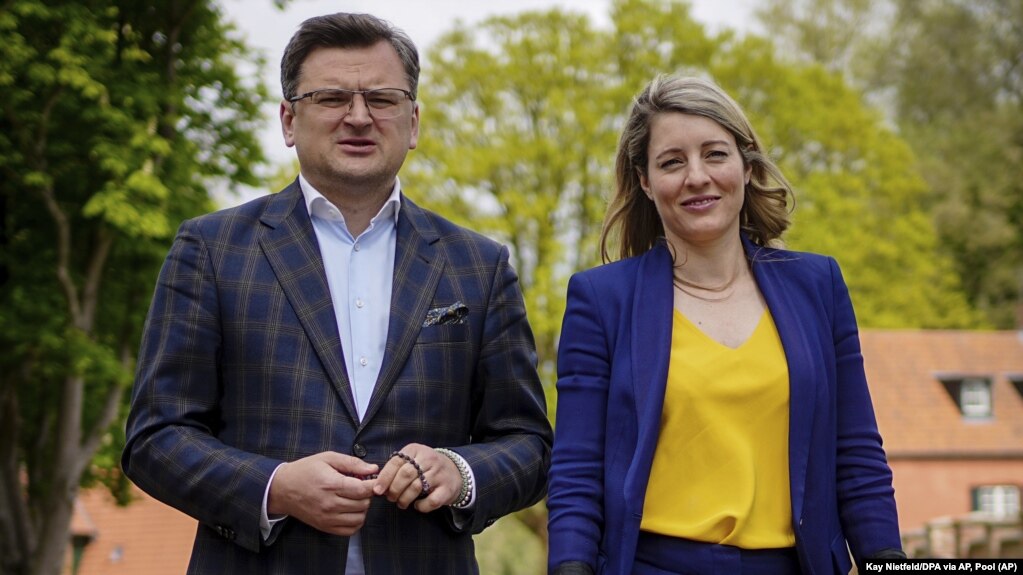 Ілюстраційне фото: голови МЗС України та Канади Дмитро Кулеба та Мелані Жолі на зустрічі в Німеччині, 13 травня 2022 року