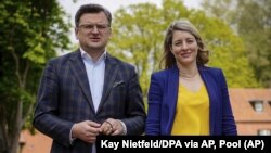 Ілюстраційне фото: голови МЗС України та Канади Дмитро Кулеба та Мелані Жолі на зустрічі в Німеччині, 13 травня 2022 року
