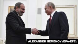 Никол Пашинян (слева) и Владимир Путин на встрече в Кремле, 27 декабря 2018 г.