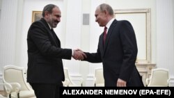 RUSSIA -- Russian President Vladimir Putin (Right) shakes hands with Armenian Prime Minister Nikol Pashinian (Left) during their meeting in the Kremlin in Moscow, Russia, 27 December 2018