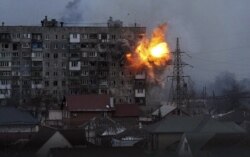 Explozie într-un bloc din Mariupol, în urma unui atac al armatei ruse, în data de 11 martie 2022.