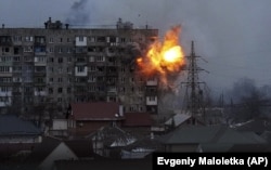 Взрыв жилого дома в Мариуполе после попадания снаряда, выпущенного из российского танка. 11 марта 2022 года