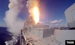 Пуск ракет "Калибр" с российского сторожевого корабля "Адмирал Григорович" по объектам повстанцев в Сирии