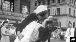 Фрагмент фотографии «Поцелуй на Таймс-сквер».