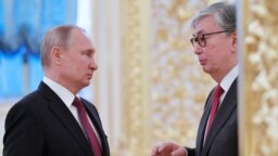 Resey prezidenti Vladimir Putin men Qazaqstan prezidenti Qasım-Jomart Toqaev (oñ jaqta) Kreml'degi kezdesu kezinde. 3 säuir, 2019 jıl. 