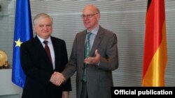 Norbert Lammert (sağda) və Ermənistan Prezidenti Edward Nalbandian, arxiv fotosu