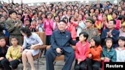 Հյուսիսային Կորեայի ղեկավար Կիմ Չեն Ինը տիկնոջ՝ Ռի Սոլ Չժուի հետ այցելել է մանկական ճամբար, արխիվ, Փհենյան, 20 մայիսի, 2013թ.