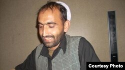 عزت‌الله ځواب شاعر و نویسنده که توسط طالبان زندانی شده است 