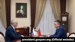 Посол Фарит Мухаметшин и приднестровский лидер Вадим Красносельский