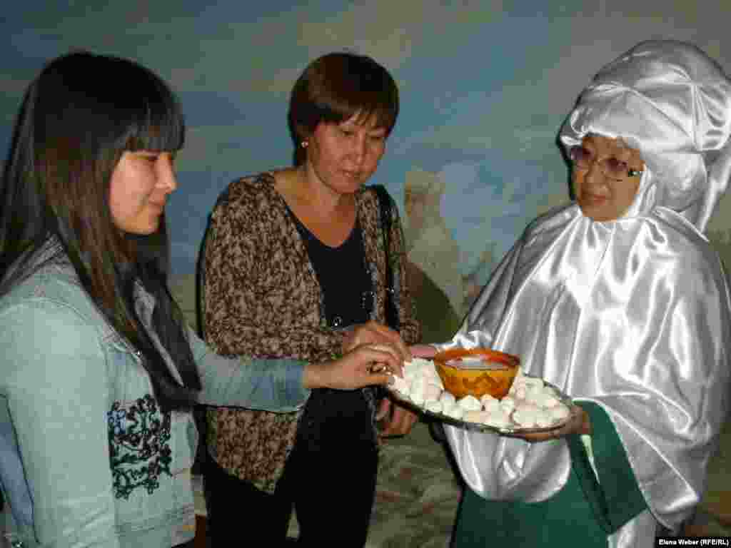 В Музее памяти жертв политических репрессий участников ночной экскурсии угощали куртом - сушеным казахским сыром. В знак того, что местные казахи делились последним с депортированными людьми, спасая их от голода. Многие посетители брали курт и тут же его ели. 