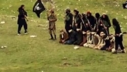 ارشیف، په افغانستان کې د داعش جنګیالي چې یو شمېر کسان‌یې نیولي دي.