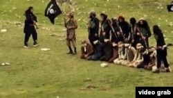 آرشیف، جنگجویان گروه داعش در افغانستان که شماری از افراد را اسیر گرفته اند.