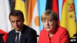 Президент Франції Емманюель Макрон (ліворуч) та канцлер Німеччини Ангела Меркель (праворуч)