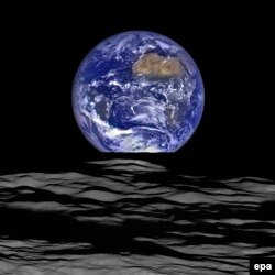 Снимок Земли, сделанный американской станцией LRO с лунной орбиты. В составе приборов станции были и российские аппараты