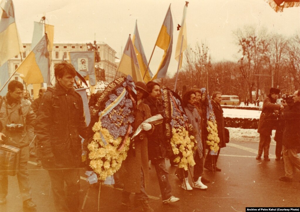 Далі труни перемістили до пам’ятника Шевченку. А звідти вже несли на руках до Байкового кладовища. Уздовж Володимирської вулиці стояли люди зі свічками. За спогадами очевидців, на вулиці Києва тоді вийшло близько 30 тисяч людей