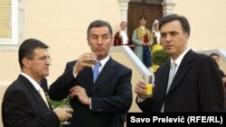 Sudski procesi Marovićima, kao i njihov bijeg u Srbiju iz vremena su vlasti DPS-a (na arhvskoj fotografiji Marović - lijevo, u društvu lidera DPS-a i aktuelnog premijera Mila Đukanovića, te bivšeg predsjednika Crne Gore Filipa Vujanovića - desno)