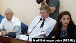 Председатель Союза журналистов Казахстана Сейтказы Матаев (слева) и его адвокаты Мадина Бакиева (справа) и Андрей Петров в суде в Астане. 23 августа 2016 года.
