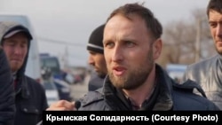 Ruslan Suleymanov, vatandaş jurnalisti, faal, aq qorçalayıcı teşkilâtlar tarafından siyasiy mabüs dep tanıldı