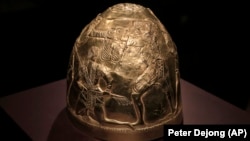 Скіфський золотий шолом IV ст. до н. е., один із експонатів виставки в Амстердамі, фото 4 квітня 2014 року