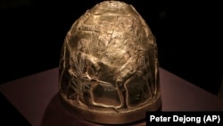 На этом золотом скифском шлеме IV века до нашей эры изображены сцены битвы, а также снятия скальпа с убитого. Шлем обнаружили в 1988 году в одном из курганов в Донецкой области