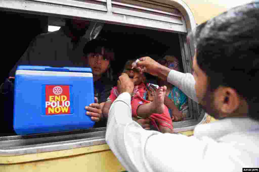 ПАКИСТАН - Во Пакистан започна петдневна кампања за вакцинирањето против детска парализа (полио). Кампањата доаѓа откако годинава се регистрирани повеќе од 100 заболени од оваа болест.