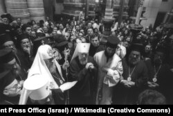 Патріарх Московський Пимен (другий ліворуч) і митрополит Київський Філарет (третій ліворуч) у Храмі Гроба Господня в Єрусалимі, 18 травня 1972 року