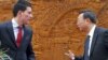 يانگ يه چى(راست) وزیر امور خارجه چین همراه با ديويد ميليبند، همتاى بريتانيايى خود
