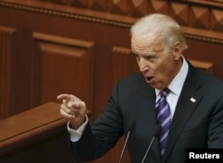 Joe Biden amerikai alelnök beszédet mond a kijevi parlamentben, 2015. december 8-án. „Önöknek csatázniuk kell, történelmi csatát kell vívniuk a korrupció ellen” – feddte meg hallgatóságát. „Ukrajna nem engedheti meg magának, hogy az emberek ismét elveszítsék a reményt.”