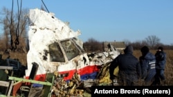Уламки літака вивозять із місця їхнього падіння в селі Грабовому Донецької області, фото 20 листопада 2014 року