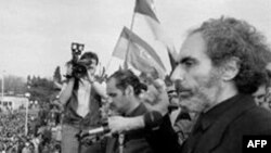 Azerbaijani President Abulfaz Elcibey (right) addresses supporters next to Baku's parliament building in May 1992.