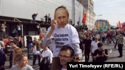 Putiniň prezidentlige kasam etmeginiň öňýany tutuş ýurt boýunça protest demonstrasiýalary geçirildi, 6-njy maý.