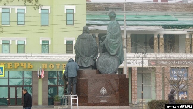 Памятник Никону Печерскому и князю Глебу в Керчи, вид сзади