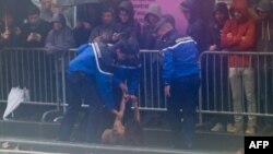 Акция протеста Femen перед кортежем Дональда Трампа в Париже, 11 ноября 2018 года