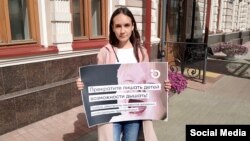 Гульназ Равилова во время одиночного пикета у Минздрава РТ
