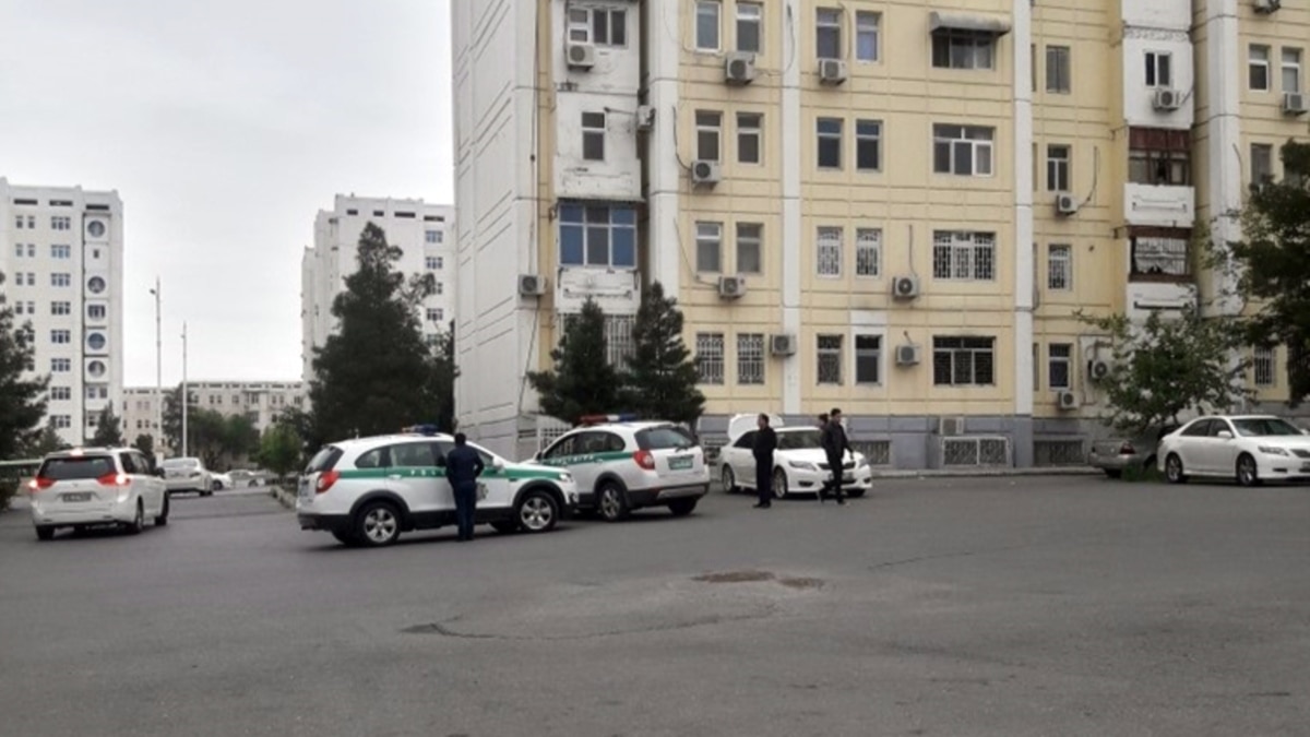 В Ашхабаде активизировалась полиция, разгоняют автомобили, жителям  запрещают подходить к окнам