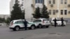 Köpgatly ýaşaýyş jaýlarynyň golaýynda duran polisiýa işgärleri we ulaglary (Arhiwden alnan illýustrasiýa suraty)