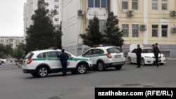 Köpgatly ýaşaýyş jaýlarynyň golaýynda duran polisiýa işgärleri we ulaglary (Arhiwden alnan illýustrasiýa suraty)