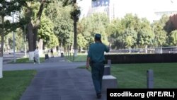 Uzbekistan - Uzbek policeman in Tashkent city center, 23Aug2012