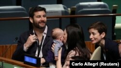 Премьер Новой Зеландии Джасинда Ардерн целует своего ребенка во время сессии Генеральной Ассамблеи ООН