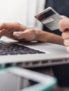Mashtruesit po përdorin platformat online të shitblerjeve duke i drejtuar shitësit në faqe të rreme me qëllim vjedhjen e të dhënave bankare. (Fotografi ilustruese nga arkivi)